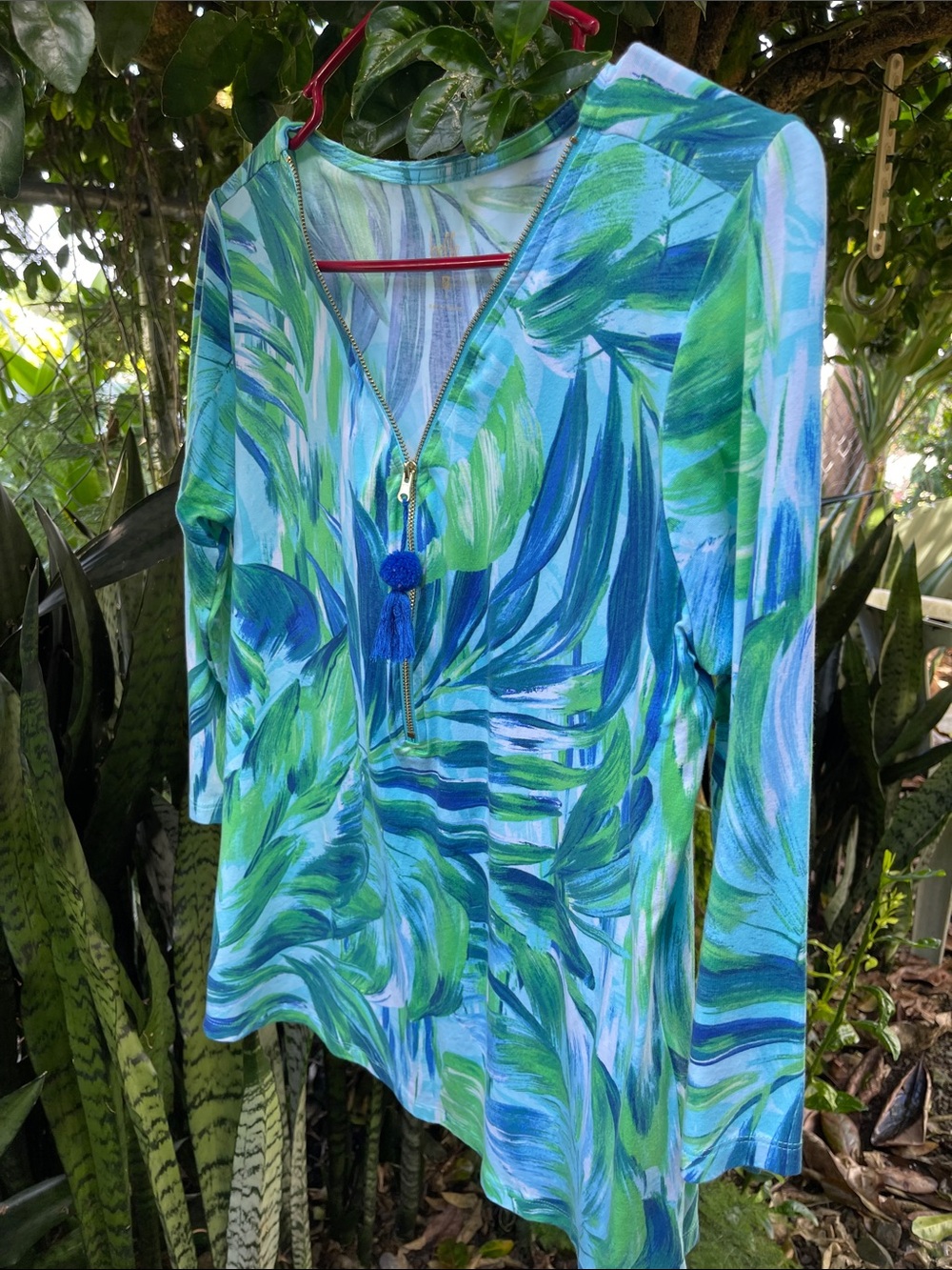 Belle by Kim Gravel Blue & Green Palm-Print V-Neck Blouse with Tassel Zipper